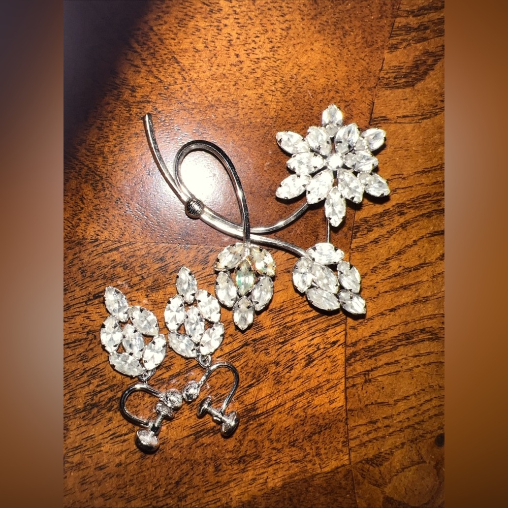 Vintage Star Art Elegant Sterling Silver Floral Brooch with matching earrings